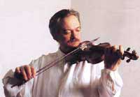 foto del M° Marco Fornaciari con violino barocco